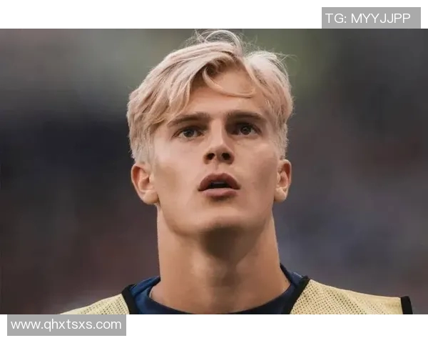 足球场上的长发球星燃情演绎 足球梦想与力量的完美融合